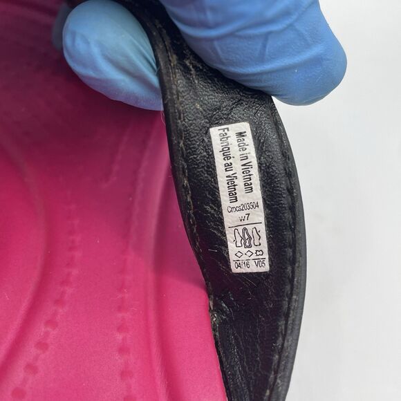 Crocs x Disney Sandals Women's Size 7 Limited Edition Open Toe Pink Black Thong - Picture 5 of 8